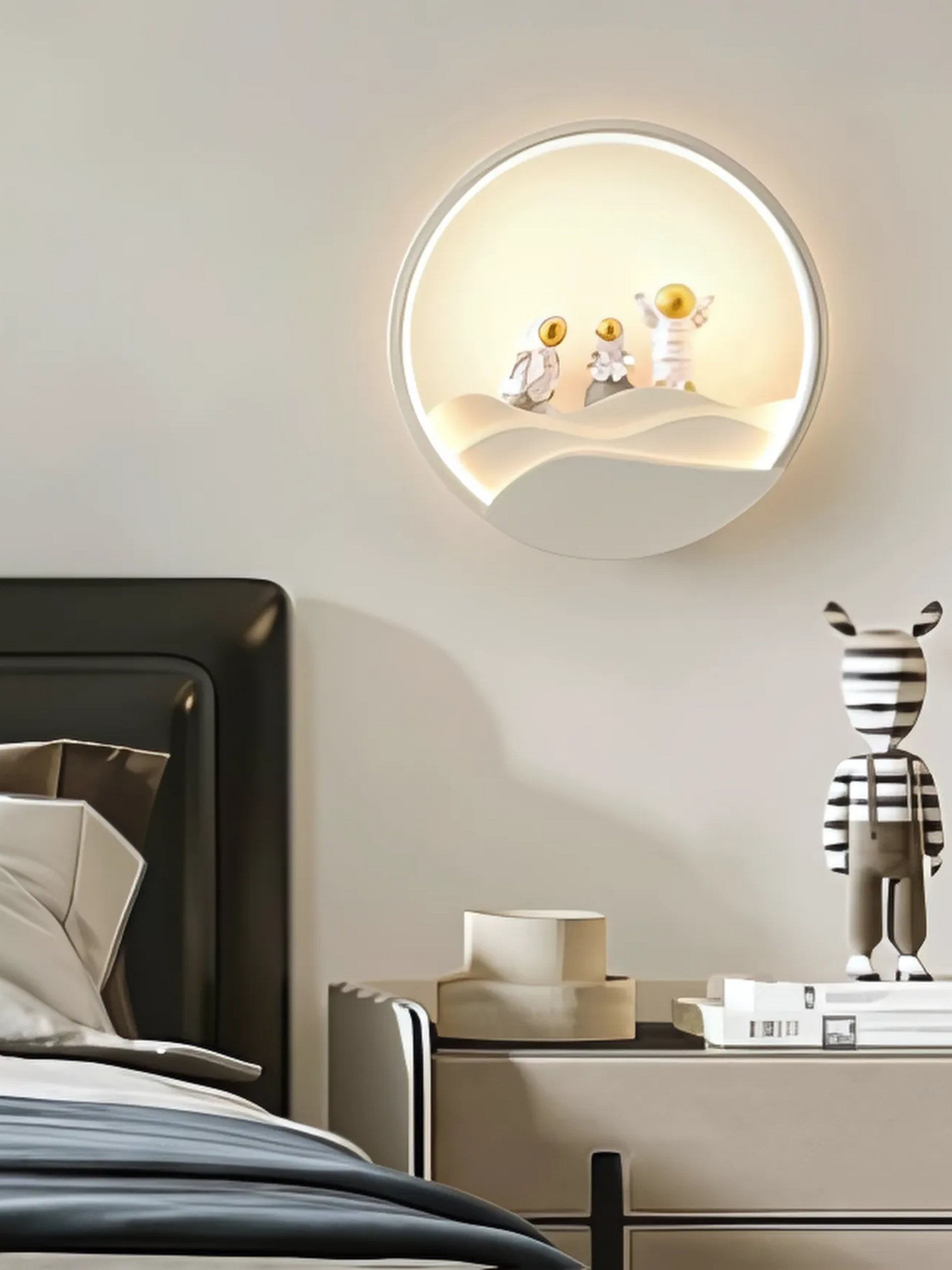 ASTRONAUT WALL LIGHT